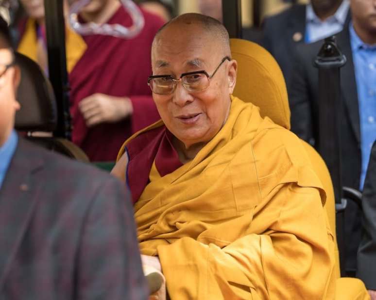 O l&iacute;der budista tibetano Dalai Lama, de 90 anos, venceu o Grammy com &aacute;lbum de medita&ccedil;&otilde;es.