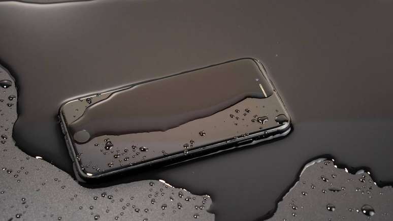 Secar a parte externa com pano macio e remover chip, cart&atilde;o de mem&oacute;ria e capinha ajuda a reduzir a umidade interna e proteger dados importantes &ndash; depositphotos.com / yaakovberg@gmail.com