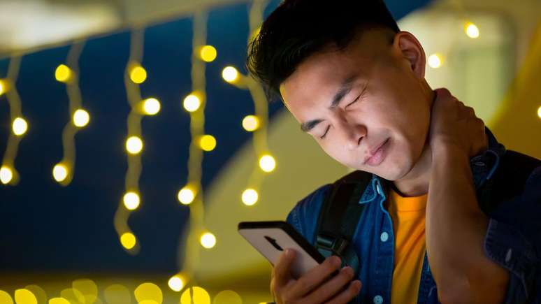 Veja como evitar a dor no pesco&ccedil;o causada pelo celular