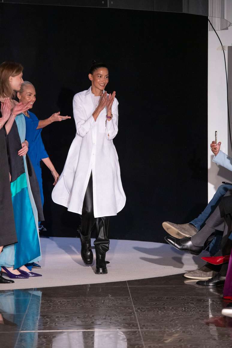 Thayn&aacute; Soares no fim do desfile de sua grife Thayn&aacute; Cai&ccedil;ara em Paris 