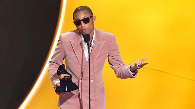 Pharrell Williams foi homenageado com um pr&ecirc;mio por sua trajet&oacute;ria profissional