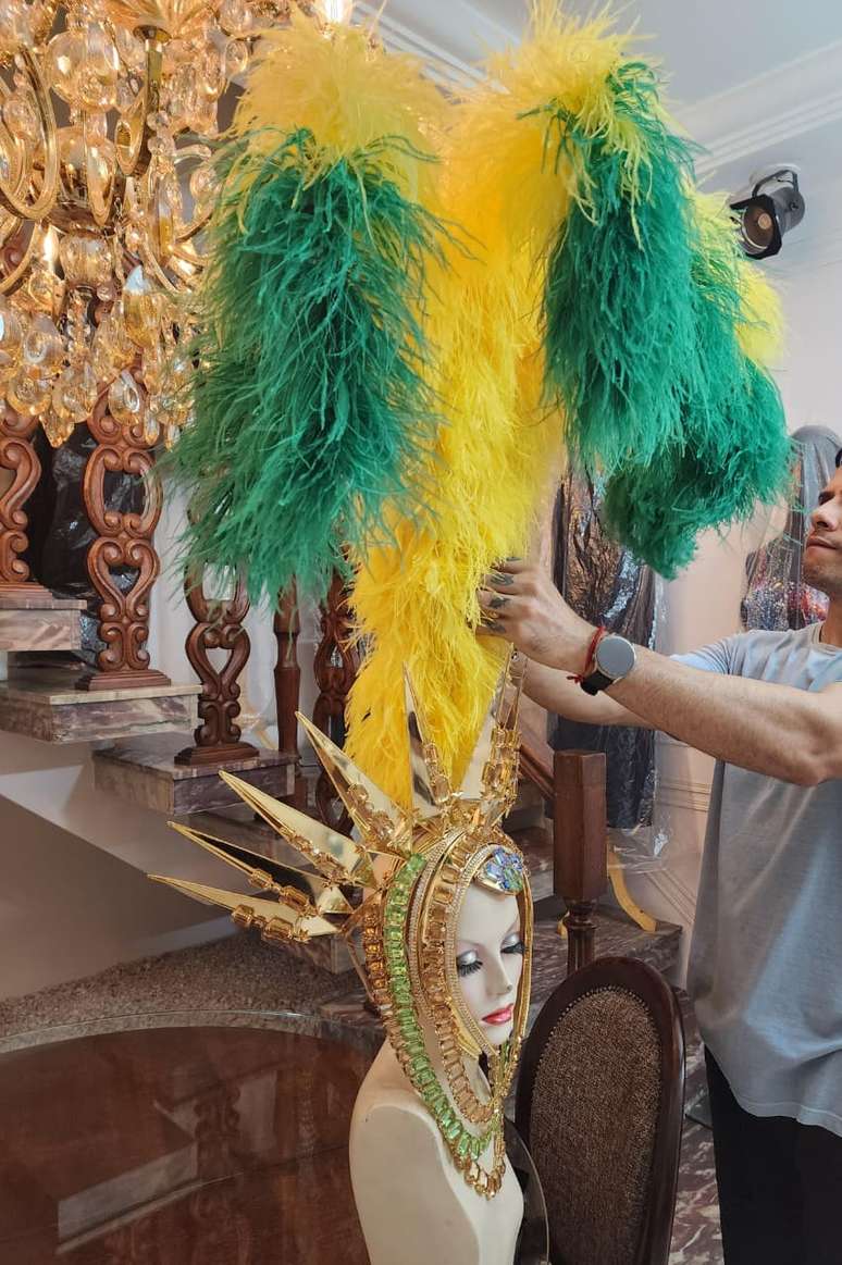 Head peace de Sabrina Sato ainda com coroa, depois retirada 