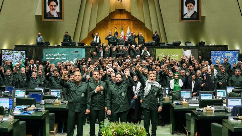 Membros do parlamento iraniano cantam em apoio ao IRGC enquanto vestem uniformes militares em Teer&atilde;, Ir&atilde;, 1&ordm; de fevereiro de 2026. Hamed Malekpour/Ag&ecirc;ncia de not&iacute;cias da assembleia consultiva isl&acirc;mica/WANA