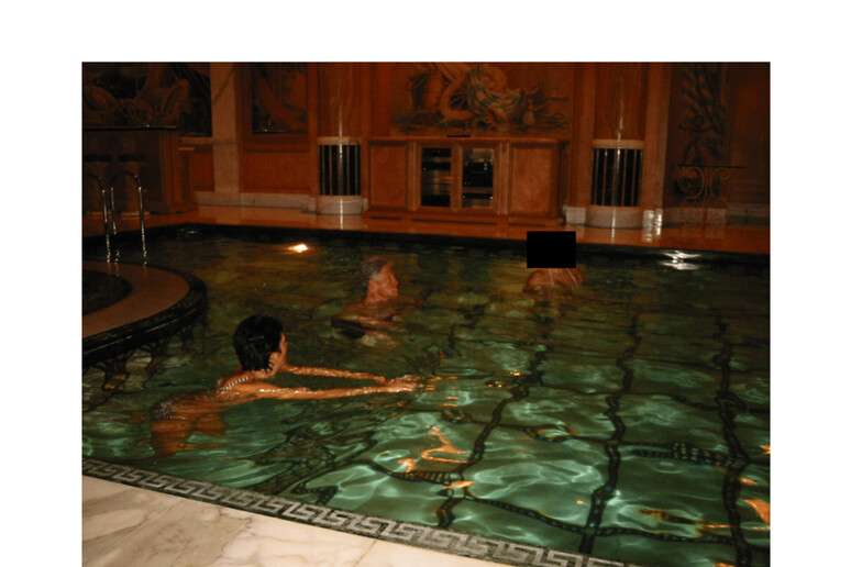 Imagem do arquivo Epstein publicada pelo Departamento de Justi&ccedil;a