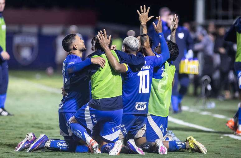 బెటిమ్‌లో గెలుపొందిన గోల్‌ను ఆటగాళ్లు మోకరిల్లి సంబరాలు చేసుకుంటారు.