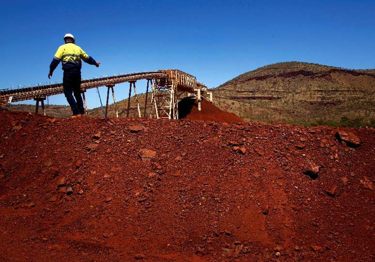 Pilha de min&eacute;rio de ferro na mina de min&eacute;rio de ferro Solomon da Fortescue, localizada no Vale dos Reis, cerca de 400 km ao sul de Port Hedland, na regi&atilde;o de Pilbara, Austr&aacute;lia Ocidental
02/12/2013
REUTERS/David Gray