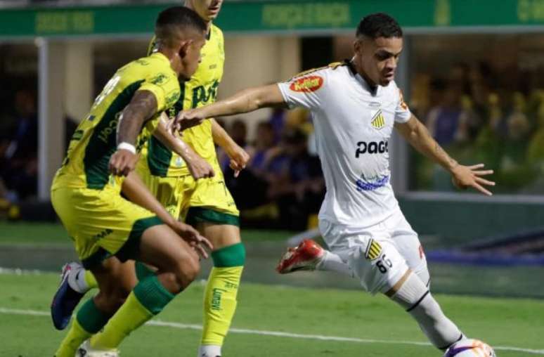 Enquanto a chuva deixou, o Novorizontino foi melhor do que os donos da casa.