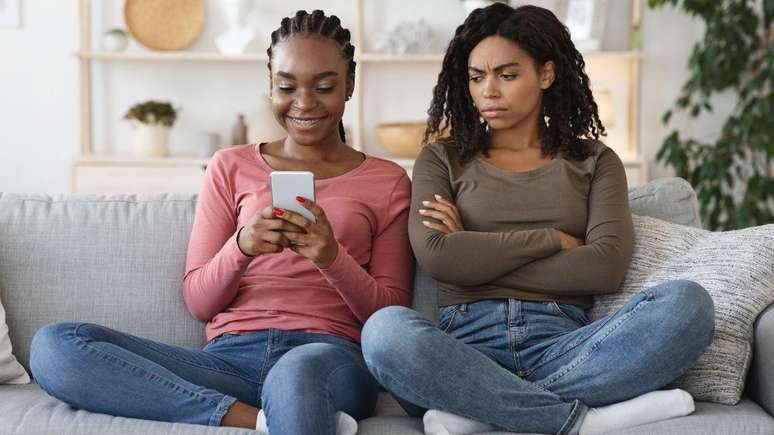 Confira como enfrentar o ci&uacute;mes das amigas