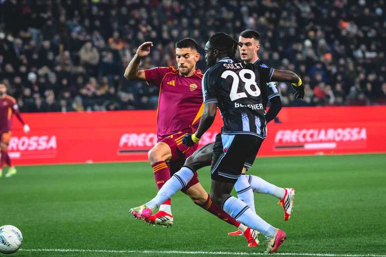 Jogadores de Udinese e Roma em disputa de bola na 23&ordf; rodada da Serie A &ndash;