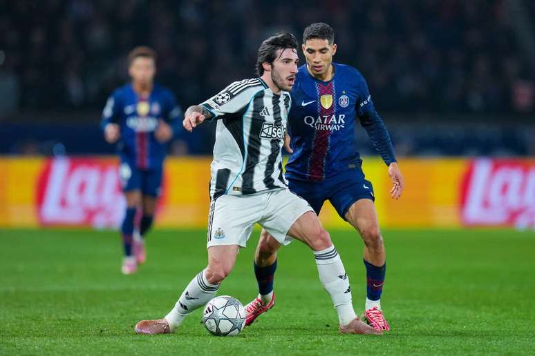 Sandro Tonali em a&ccedil;&atilde;o com a camisa do Newcastle contra o PSG na Champions &ndash;