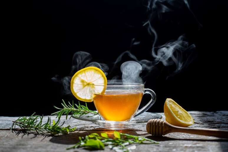 Ch&aacute; de alecrim com lim&atilde;o-siciliano 