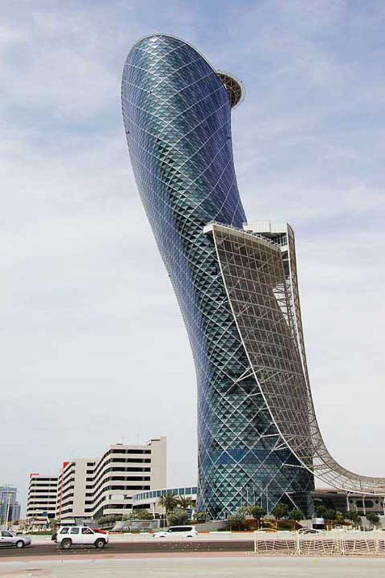 Abu Dhabi, capital dos Emirados &Aacute;rabes Unidos, &eacute; uma cidade que surpreende por seus contrastes. Em meio ao deserto e ao calor intenso, ergue-se uma metr&oacute;pole moderna, sofisticada e cheia de ambi&ccedil;&otilde;es culturais, tecnol&oacute;gicas e arquitet&ocirc;nicas.