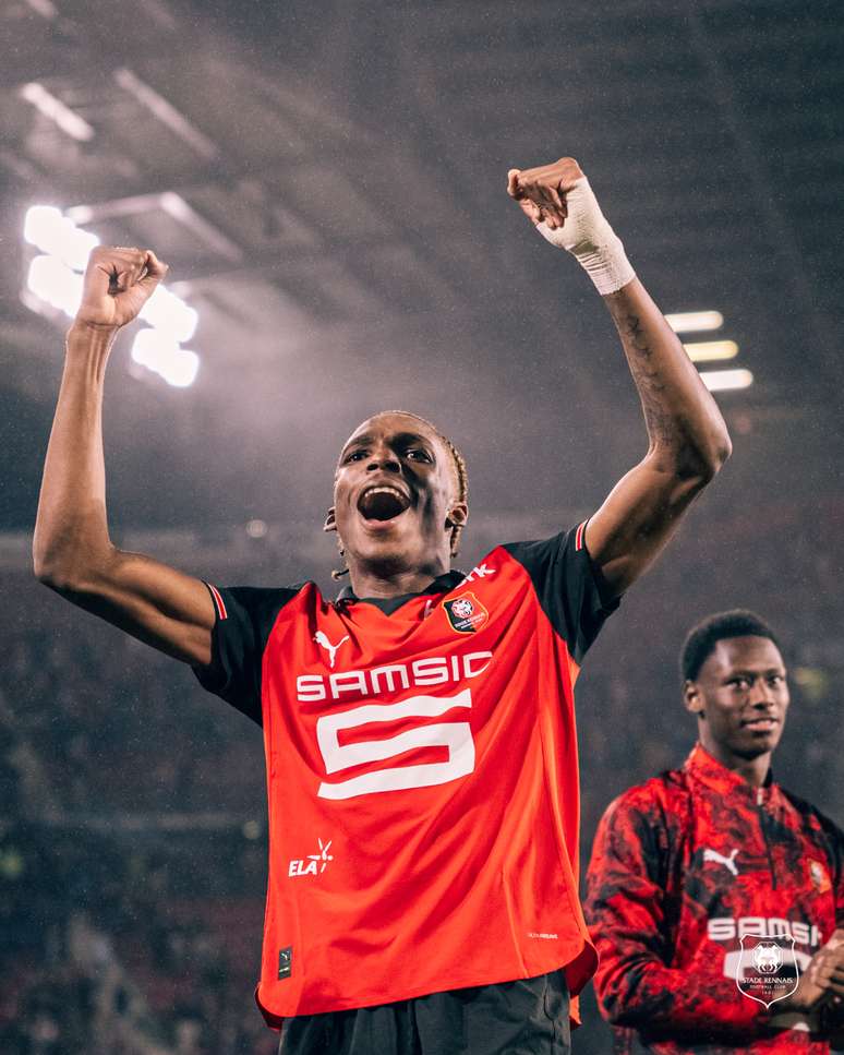 Jeremy Jaquet comemorando um gol pelo Rennes 