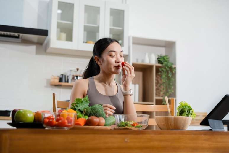 Fibras presentes em frutas e vegetais ajudam a eliminar toxinas do corpo e podem auxiliar na preven&ccedil;&atilde;o ao c&acirc;ncer
