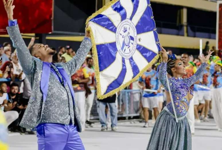 Casal de mestre-sala e porta-bandeira durante ensaio t&eacute;cnico da Sapuca&iacute;