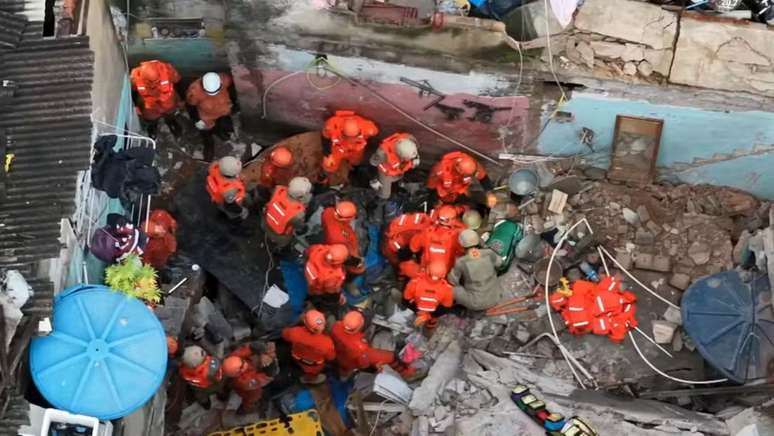 M&atilde;e morre soterrada em desabamento de casa no Rio de Janeiro