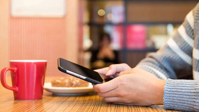 O aquecimento do celular &eacute; normal em tarefas pesadas, como jogos, grava&ccedil;&atilde;o de v&iacute;deo em alta resolu&ccedil;&atilde;o ou uso prolongado de dados m&oacute;veis &ndash; depositphotos.com / leungchopan