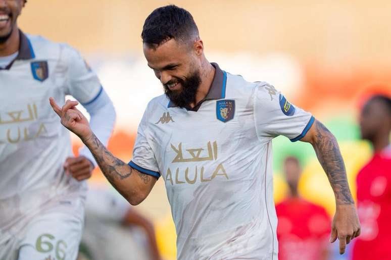 Michael estreia com o p&eacute; direito na segunda divis&atilde;o da Ar&aacute;bia Saudita &ndash;