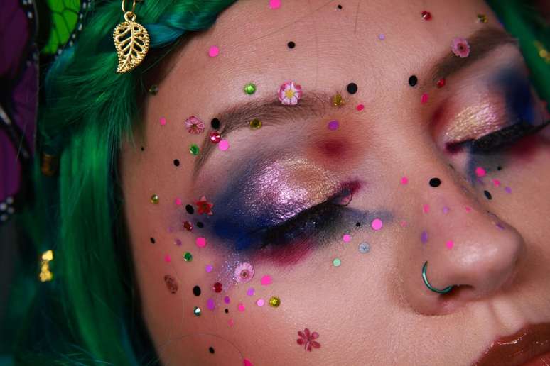 Al&eacute;m dos olhos, as pedrarias aparecem na testa e no nariz, refor&ccedil;ando o efeito maximalista 