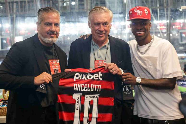 Vini Jr (dir.) em encontro com Ancelotti (centro) e Boto &ndash;