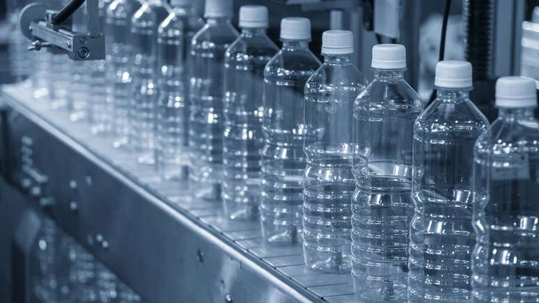 Uma garrafa PET pesa cerca de 50 gramas, mas seu impacto financeiro &eacute; gigante &ndash; depositphotos.com / Pixel_B