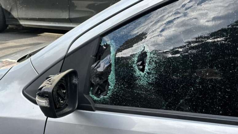 Ve&iacute;culo utilizado pelos suspeitos foi baleado pela pol&iacute;cia.