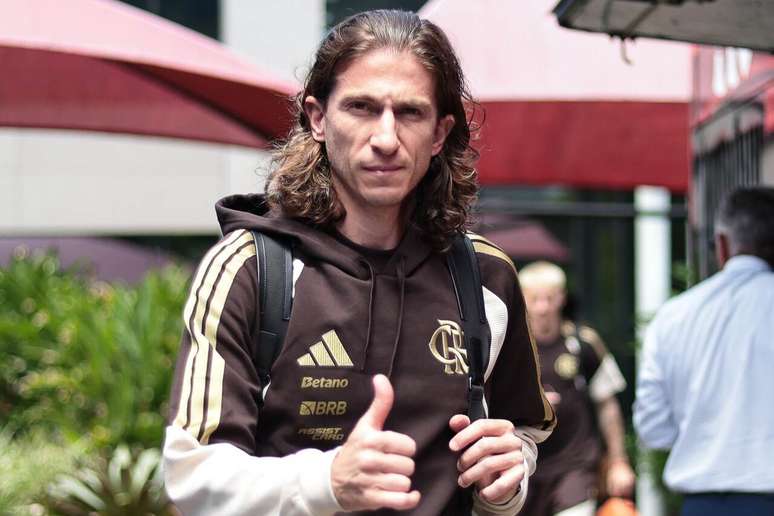 Depois de longo processo, Filipe Lu&iacute;s renovou com o Flamengo at&eacute; 2027 &ndash;