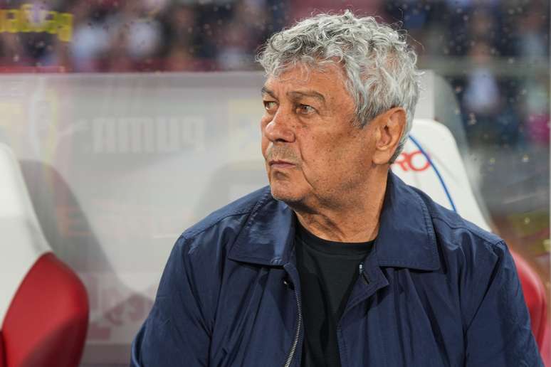Mircea Lucescu durante partida da Rom&ecirc;nia nas Eliminat&oacute;rias 