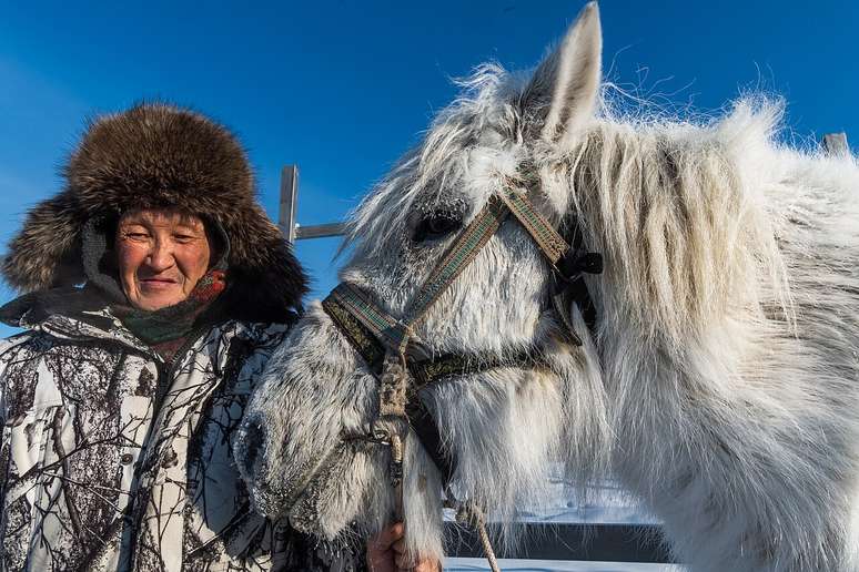 Para as comunidades da Yak&uacute;tia, o cavalo iacutiano tem papel relevante na cultura, na economia e na sobreviv&ecirc;ncia em &aacute;reas remotas &ndash; Ilya Varlamov/Wikimedia Commons