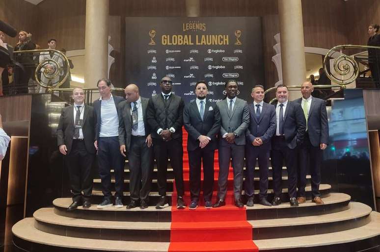 Emerson (terceiro da esquerda para a direita) marcou presen&ccedil;a no lan&ccedil;amento da World Legends Cup, no Rio de Janeiro &ndash;