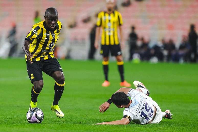 Kant&eacute; em a&ccedil;&atilde;o com a camisa do Al-Ittihad &ndash;