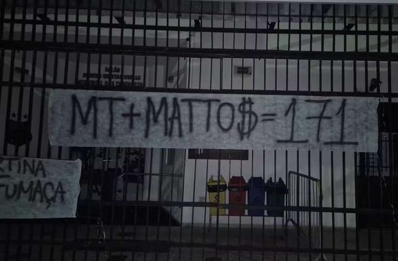 Torcida do Santos faz protesto na Vila Belmiro e no CT Rei Pel&eacute; &ndash;