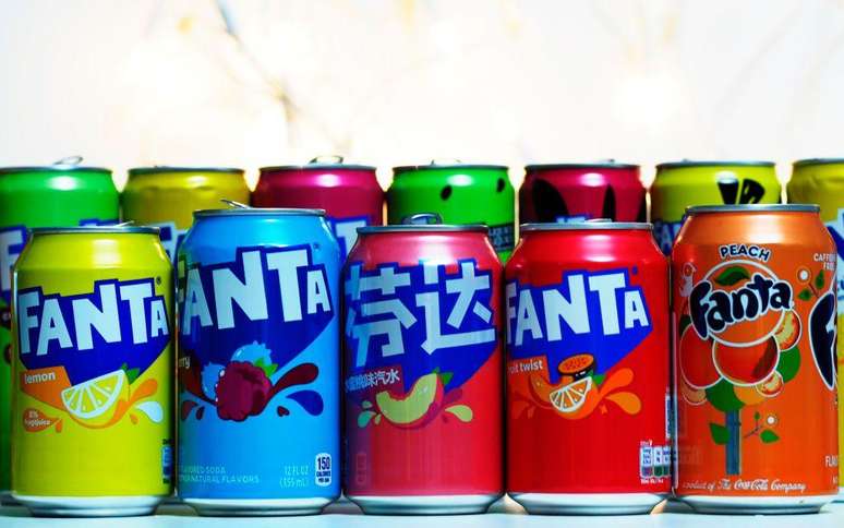 Atualmente, h&aacute; diferentes sabores de Fanta vendidos pelo mundo, como lim&atilde;o, p&ecirc;ssego e uva