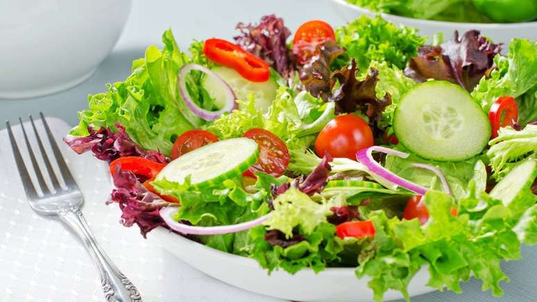 Para que a refei&ccedil;&atilde;o com alface contribua para saciar a fome de forma mais eficaz, alguns pontos podem ser observados na montagem do prato &ndash; depositphotos.com / fudio