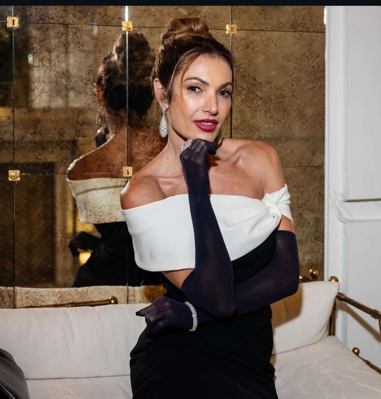 Patricia Poeta com look de Schiaparelli 