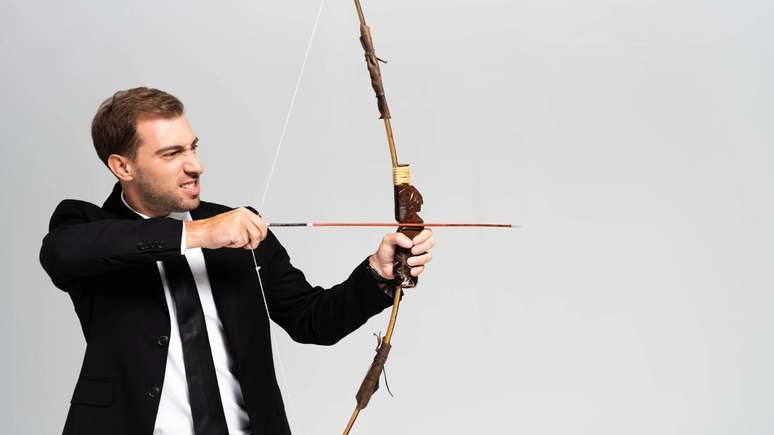 విలువిద్యలో, భంగిమ, పునరావృతం మరియు బలం దృష్టి, ప్రశాంతత మరియు సంపూర్ణ భావోద్వేగ నియంత్రణతో కలిసి వెళ్లాలి - depositphotos.com / IgorVetushko