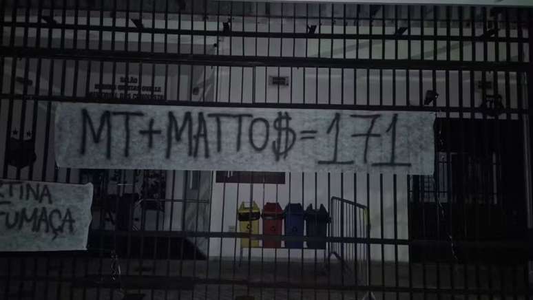 Outra faixa de torcedores dizia: "MT + Mattos = 171"