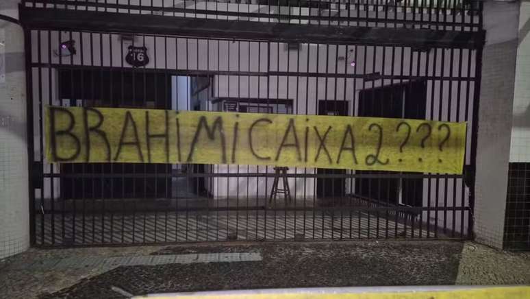 Outra faixa exposta na Vila Belmiro dizia "Brahimi caixa 2"