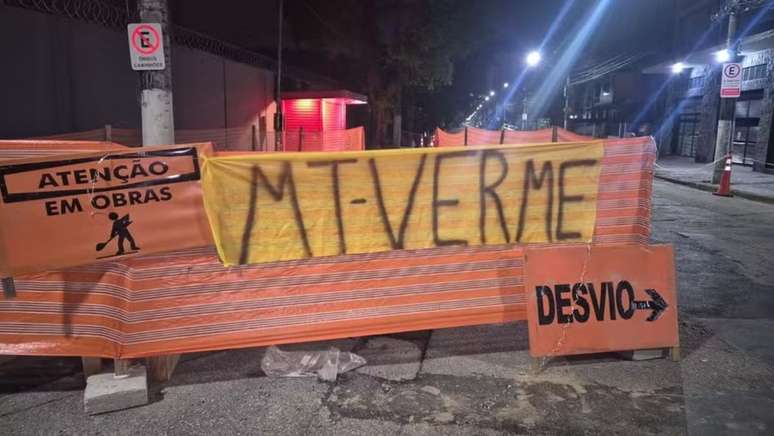 Faixa dizia "MT verme", cr&iacute;tica ao presidente Marcelo Teixeira, do Santos FC