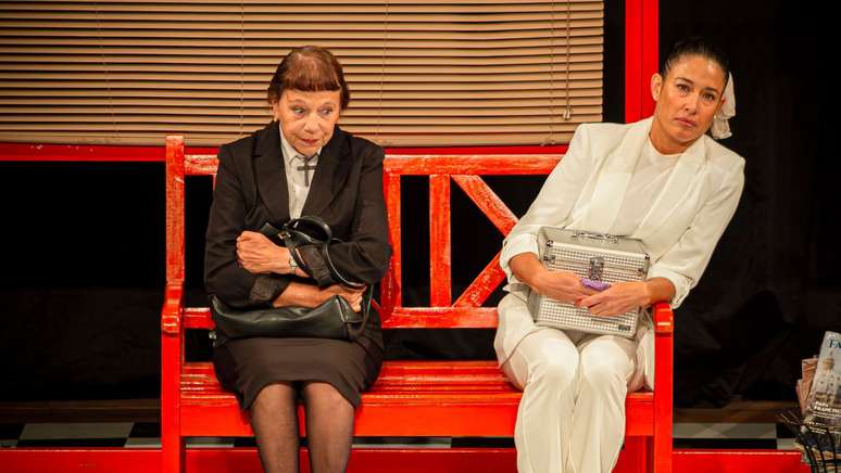 Maria (Iara Jamra) e Branca (Giselle Iti&eacute;), na pe&ccedil;a TOC TOC