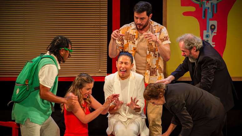 A personagem de Giselle Iti&eacute; &eacute; obcecada por limpeza, na pe&ccedil;a