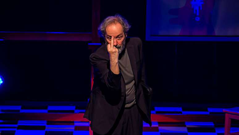 Fred (Daniel Dantas) &eacute; personagem com s&iacute;ndrome de Tourette, na pe&ccedil;a