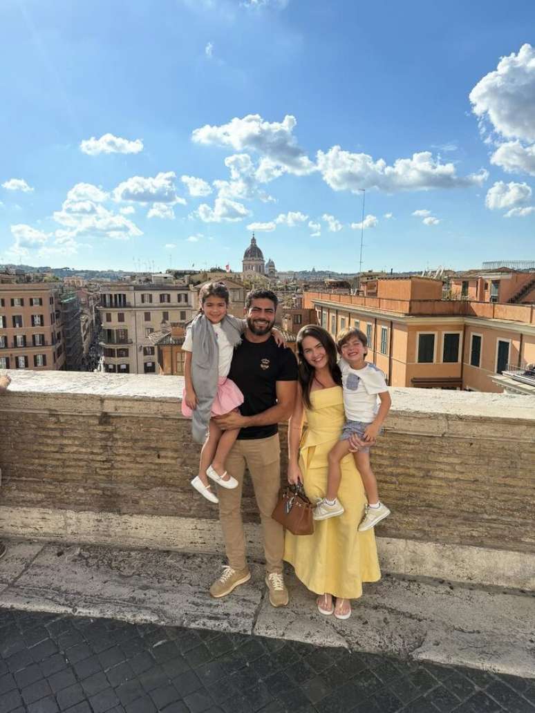 Viagem em fam&iacute;lia: Amanda &eacute; m&atilde;e de Helena, de 6 anos, e Miguel, de 4, frutos do casamento com Henrique