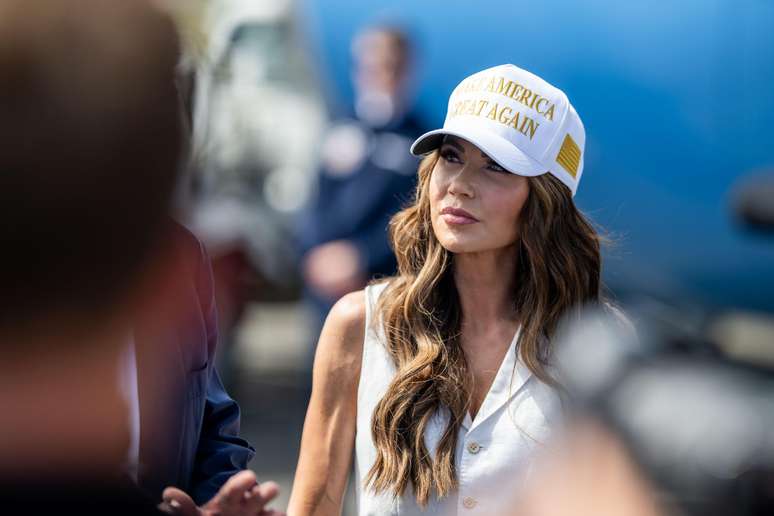 'N&atilde;o sei de nenhum manifestante pac&iacute;fico que apare&ccedil;a com uma arma', disse secret&aacute;ria de Seguran&ccedil;a Interna, Kristi Noem