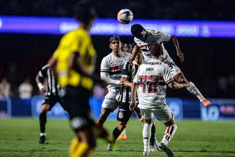 Jogadores de S&atilde;o Paulo e Santos em cl&aacute;ssico no MorumBis &ndash;