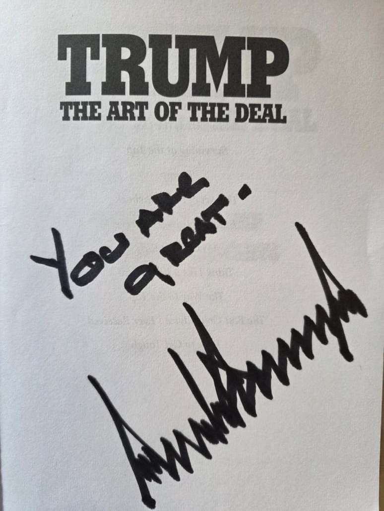 Trump escreveu uma dedicat&oacute;rio para Petro em seu livro e disse que presidente colombiano "&eacute; &oacute;timo"