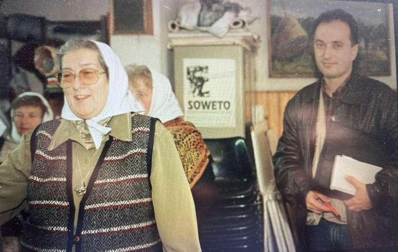 Nilson Mariano em Buenos Aires, em 1995, ao lado da l&iacute;der das M&atilde;es da Pra&ccedil;a de Maio, Hebe de Bonafini