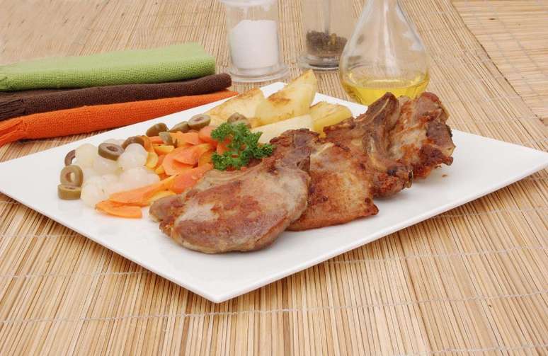 Bisteca de porco com legumes &ndash; Foto: Alexandre Medeiros
