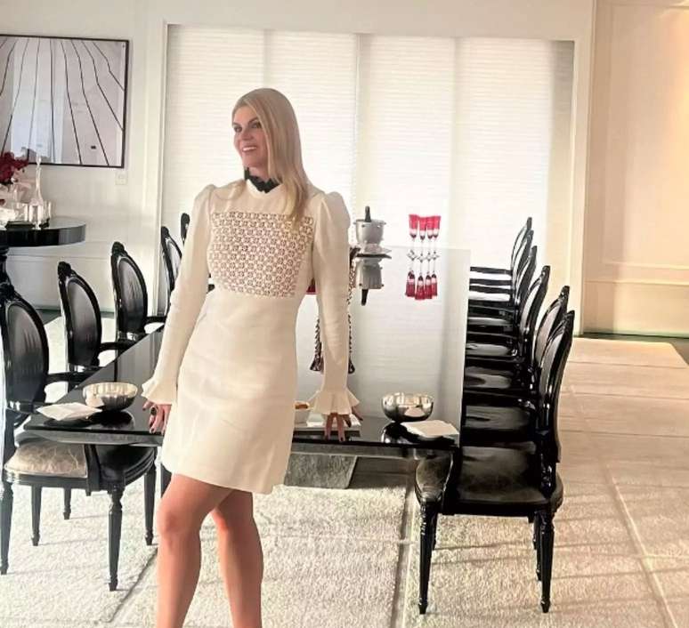 Val Marchiori na sala de jantar de seu apartamento: decora&ccedil;&atilde;o compat&iacute;vel ao valor do im&oacute;vel