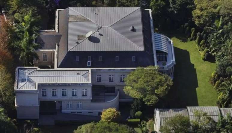 Mans&atilde;o de Fausto Silva &eacute; um o&aacute;sis no meio da agita&ccedil;&atilde;o da capital paulista